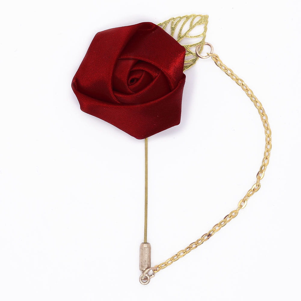 Boutonnière de rose bordeaux comportant une épingle en rose en satin rouge profond, avec un attachement de chaîne et d’accent feuillu à tons dorés.