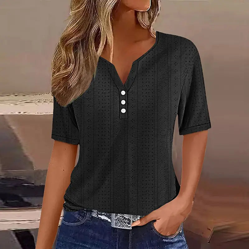 T-shirt boutonné pour femmes à encolure en V et manches courtes, en tissu noir perforé, avec trois boutons blancs alignés sur le devant.