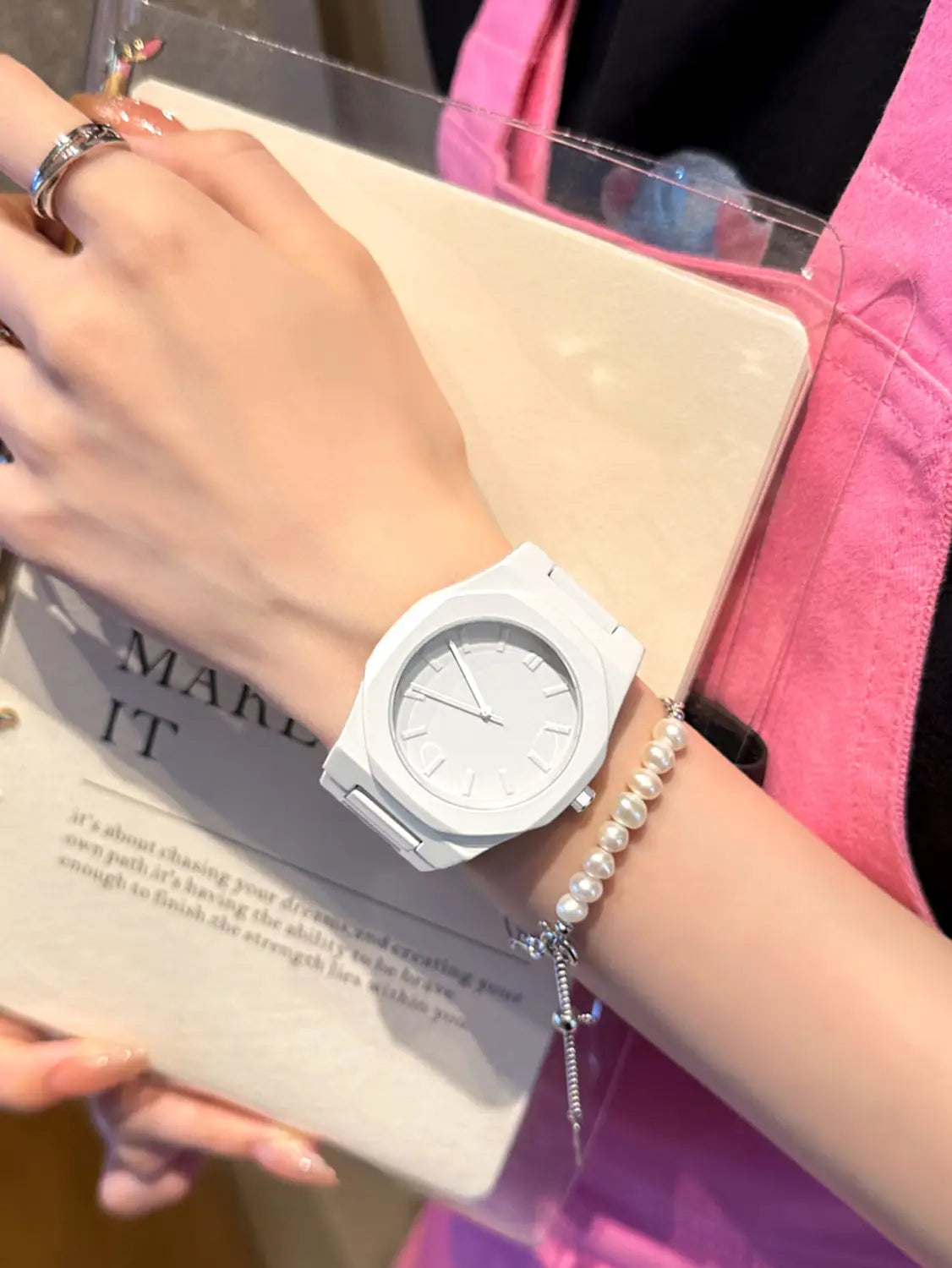 Weiße Herrenarmbanduhr aus Keramik im minimalistischen Stil von Tomi mit einem eleganten kantigen Gehäusedesign und einem minimalistischen Zifferblatt.