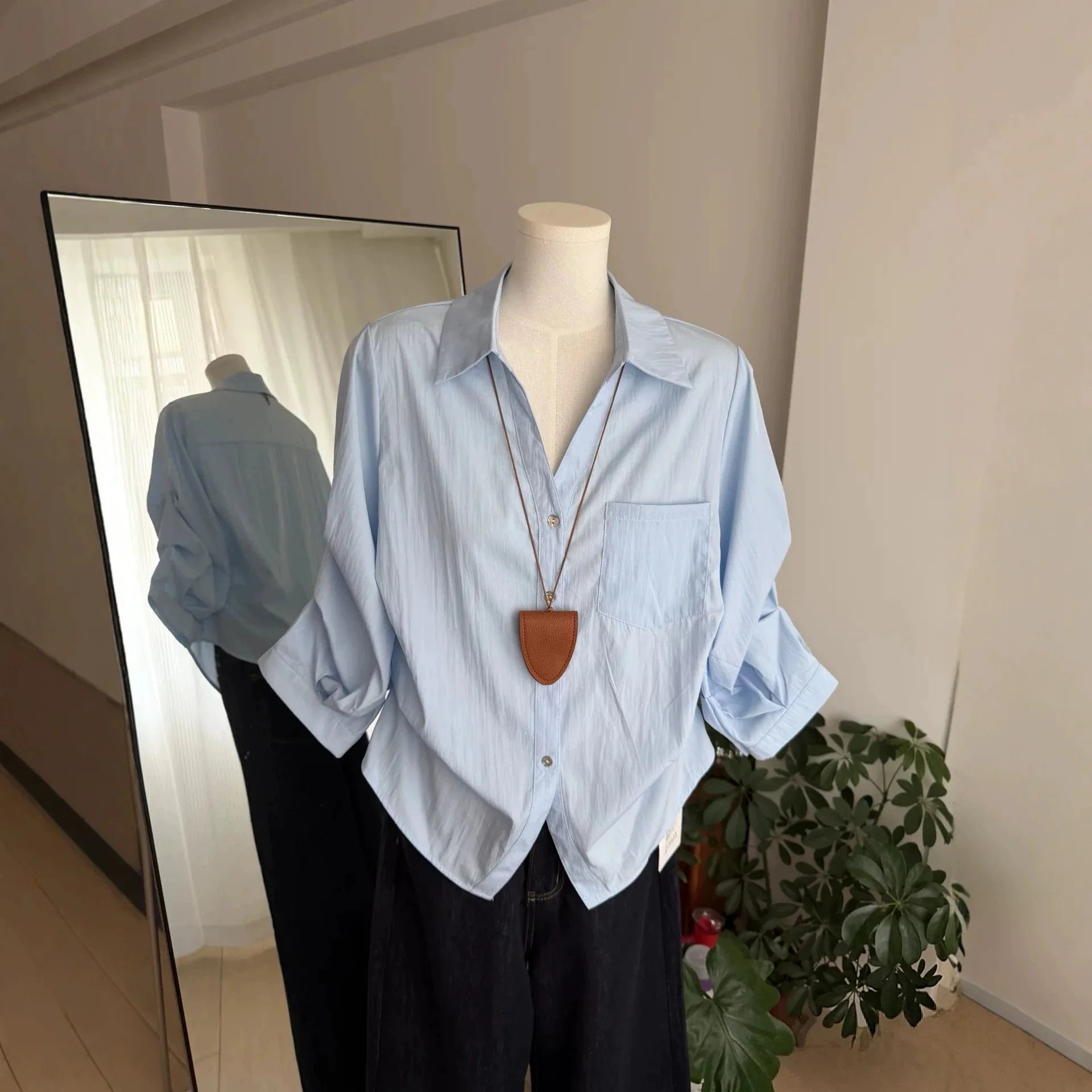 Camisa abotonada informal para mujer de color celeste, de primavera y verano, confeccionada en algodón a rayas, con mangas remangadas y bolsillo en el pecho.