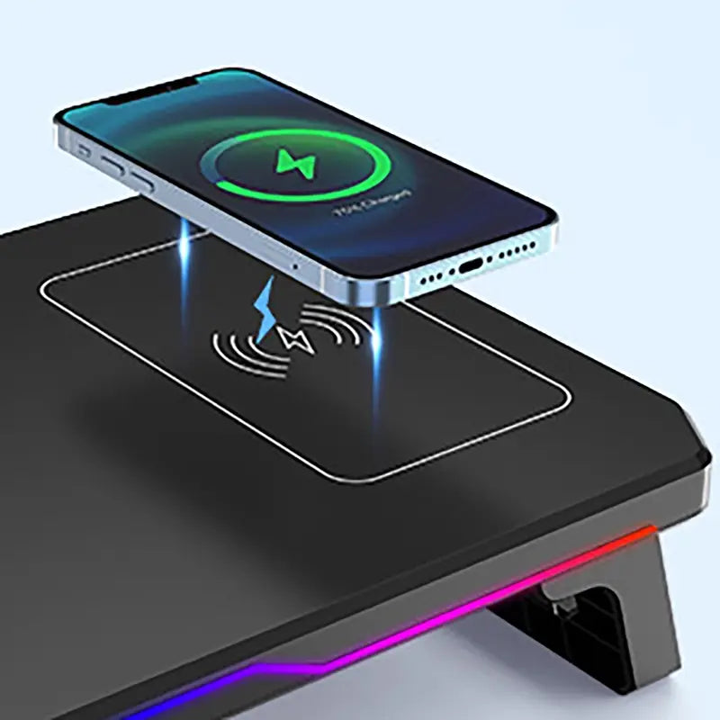 RGBライティングを備えた洗練されたモダンデザインの黒色ワイヤレス充電対応コンピュータ用モニターライザー（デスク用）で、電源管理を効率化するための入力ポート電圧に対応しています。