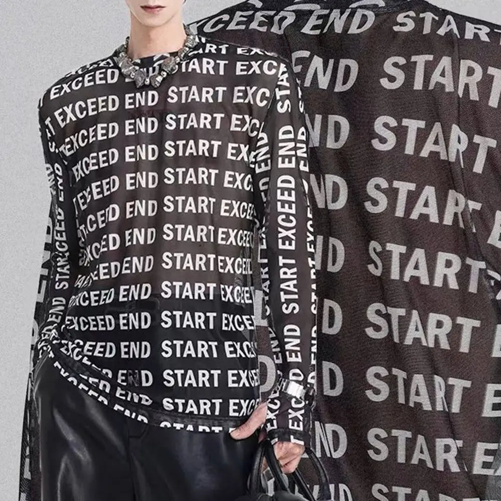 Chemise en maille noire transparente pour homme à manches longues, arborant un motif répétitif d’impression de lettres « exceed end start » en blanc.