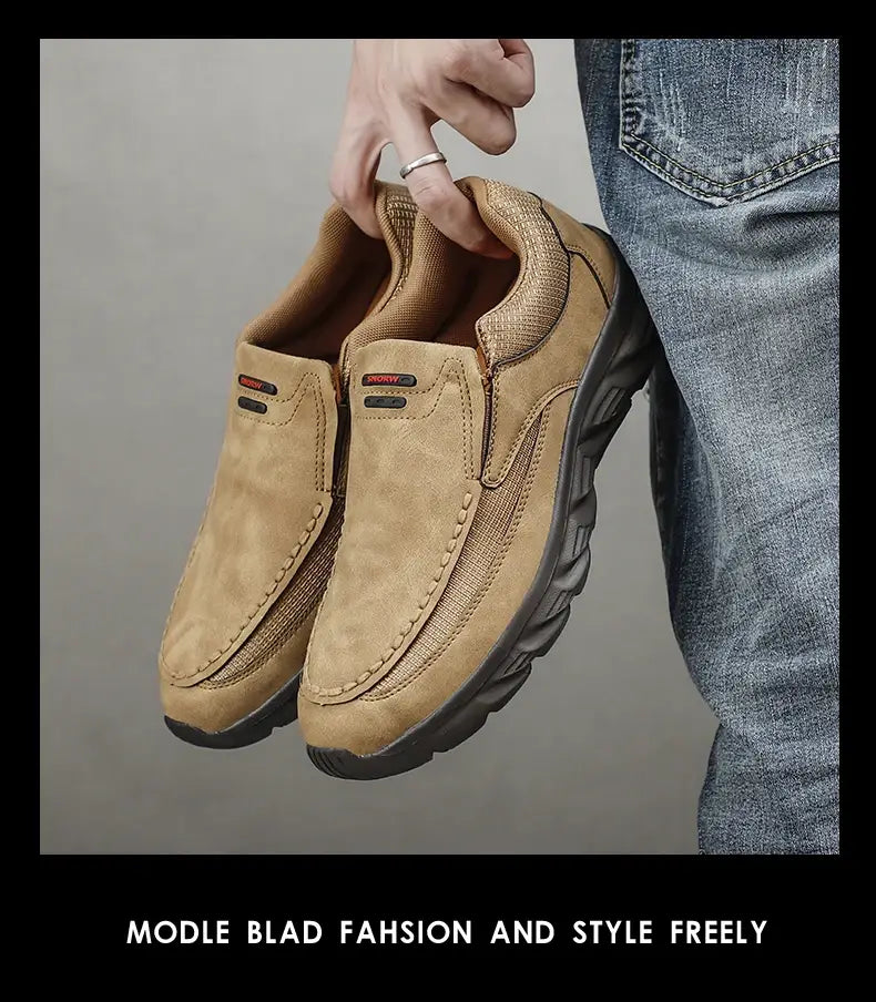 Herren-Lederschuhe im lässigen Stil aus beigem Wildleder mit schwarzen Gummisohlen und einem kleinen roten Logo auf der Seite.