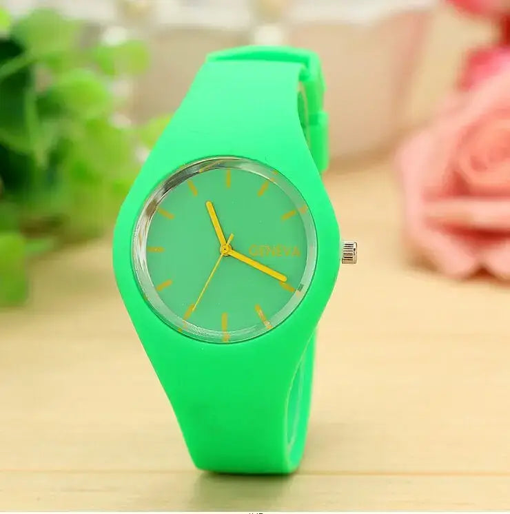 Montre à quartz pour femmes Genève en silicone vert vif, cadran assorti et aiguilles jaunes, conçue pour un style vestimentaire et décontracté.