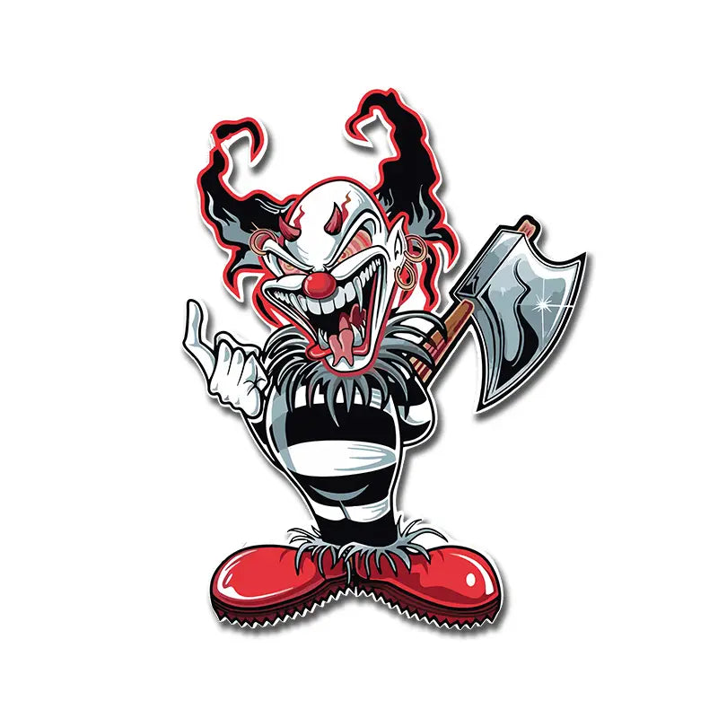 Autocollant de voiture de clown maléfique au style dessin animé, avec une grimace menaçante, un nez rouge et une tenue rayée noir et blanc, tenant une hache dans un design graphique audacieux.
