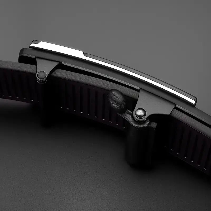 Cinturón automático de cuero para hombre con hebilla de cierre automático en negro, con cuero texturizado y una hebilla metálica elegante en tono plateado que incorpora un mecanismo deslizante ajustable.