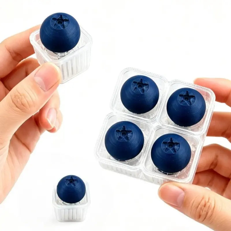 moules à glaçons sphériques en silicone bleu foncé, conçus pour évoquer des baies fraîches, destinés à servir de jouet d’apaisement de type « fidget » en forme de myrtille pour soulager le stress.