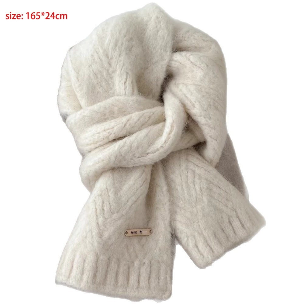 Una bufanda de punto de invierno para mujer color blanco roto con un patrón de trenzado grueso y bordes acanalados, diseñada como calentador de cuello y como chal cálido.
