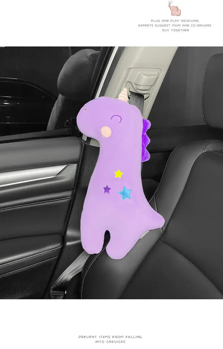 Lila Plüsch-Dinosaurier-förmige Autositzgurt-Clip mit Sternaufklebern und einer gezackten Rückseite, gestaltet als Einhorn-Autositzgurtkissen für Kinder.