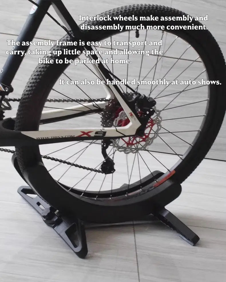 Support de stationnement pour vélo réglable en plastique noir, avec pieds réglables et bras de support central, pour maintenir solidement une roue de vélo.