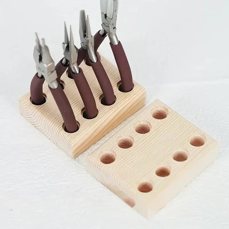 Organizador de herramientas para tablero perforado con soporte de pinzas de madera, con cinco pinzas de mango marrón dispuestas ordenadamente en ranuras.