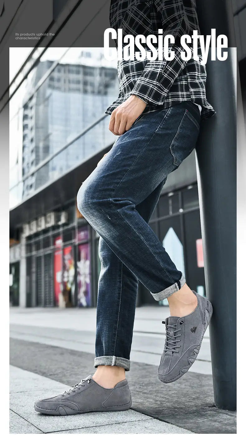 baskets décontractées en daim gris pour homme, dotées d’un design minimaliste et d’un logo discret sur le côté.