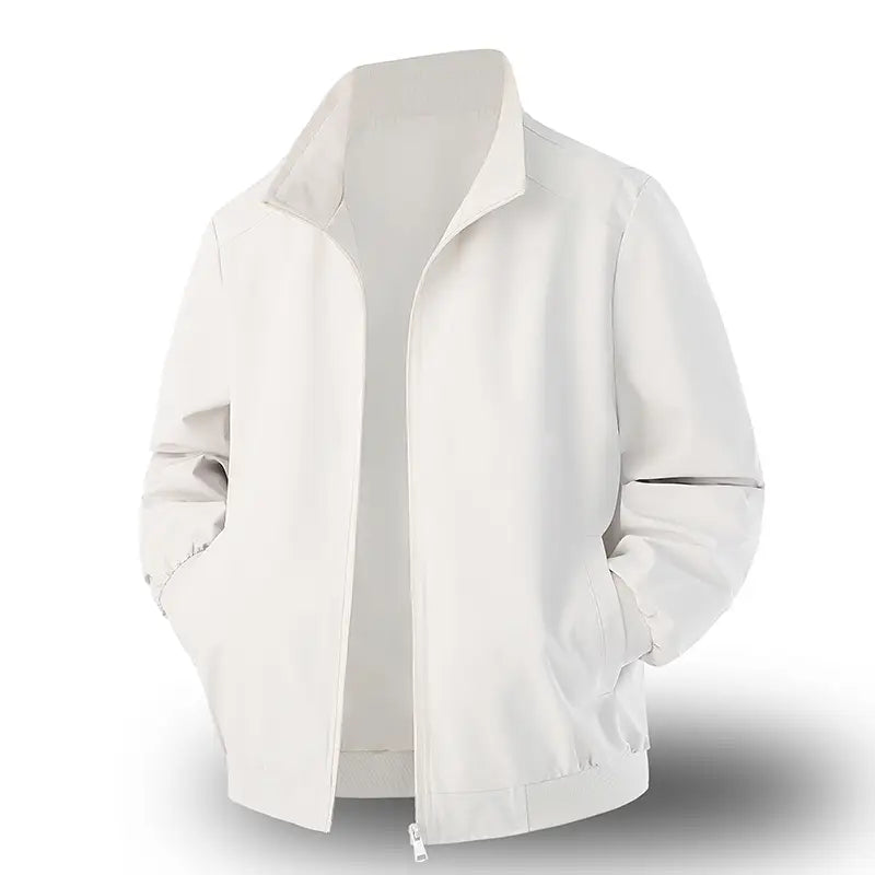Chaqueta cortavientos ligera para hombre en color marfil claro con un diseño elegante, detalles de costura sutiles y cuello vuelto.