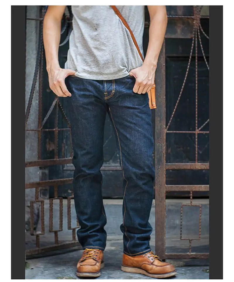 Jean « Red Tornado » en selvedge slim droit 16 oz, en denim indigo foncé, avec des surpiqûres contrastantes brun clair et une coupe classique de jambe droite.