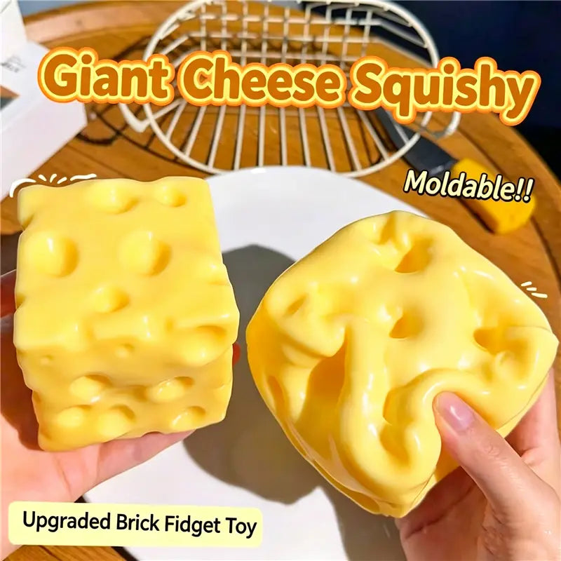 Jouet sensoriel de type balle anti-stress en forme d’arachide jaune, avec une texture souple et déformable en forme de fromage, ainsi que des perforations.