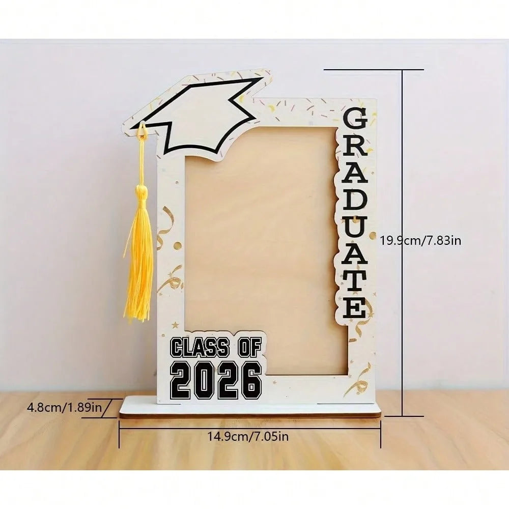 ensemble de cadre photo de graduation en bois blanc avec un mortier à contour noir et un gland jaune, présentant le diplômé verticalement sur le côté droit et « classe de 2026 » en bas.