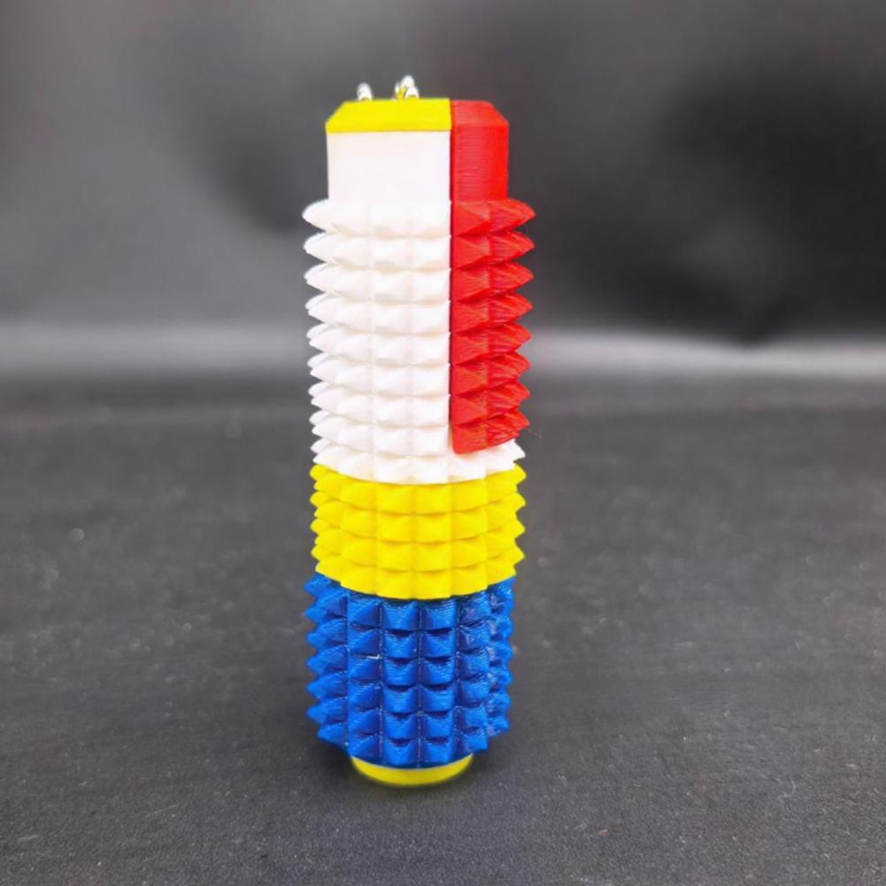Un colorido rodillo giratorio para fidget con pinchos antiestrés 5 en 1, con una superficie con textura en secciones rojo, blanco, amarillo y azul, diseñado para un alivio eficaz del estrés y para hacer fidget.