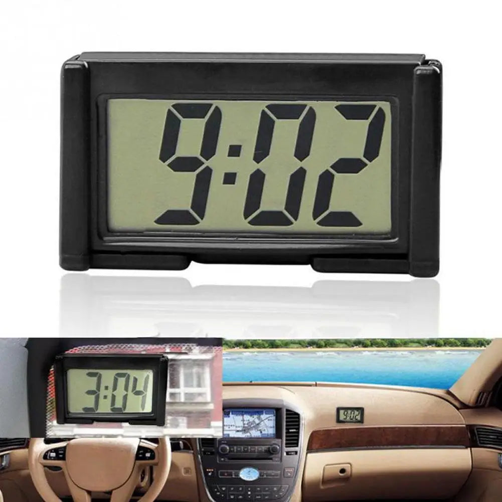Schwarze rechteckige digitale Fahrzeuguhr mit grünlich schimmerndem LCD-Display, das die Zeit 9 02 zur Anzeige der Fahrzeuguhrzeit im Armaturenbrett zeigt.