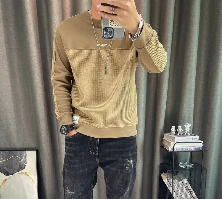 Pull-over en maille à empiècement contrastant pour homme, manches longues, en tons beige et tan, avec une texture en maille côtelée sur le torse et un logo discret brodé sur la poitrine.