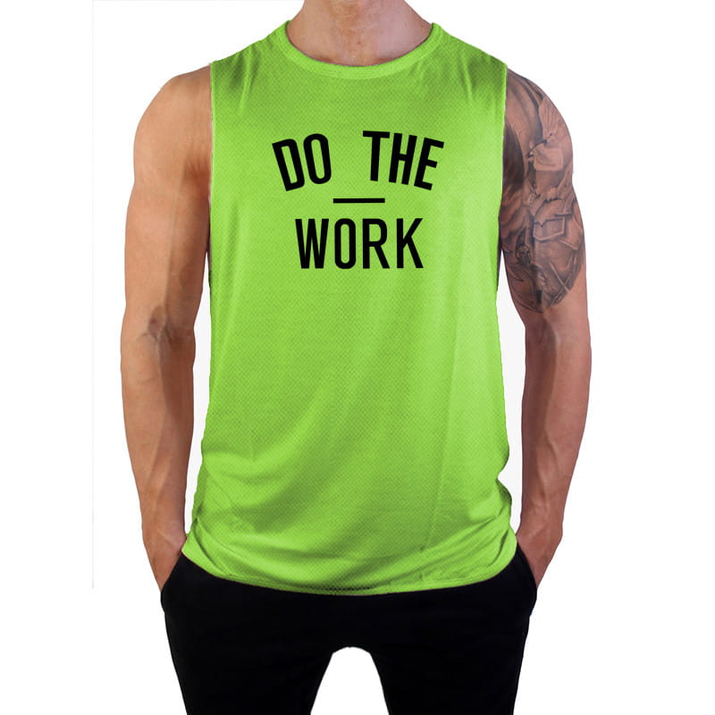Débardeur de sport pour homme vert néon vif, avec design sans manches, tissu à séchage rapide et texte « do the work » noir imprimé sur la poitrine pour les activités de fitness.