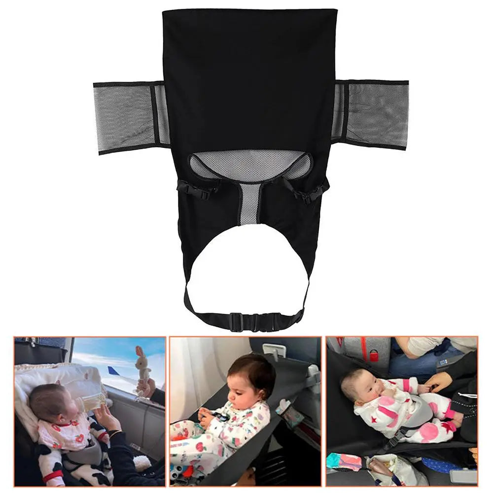 schwarzer Netz-Babysitz-Boostersitz mit verstellbaren Gurten und Seitentaschen, ausgelegt als tragbare Flugzeugbett-Fußstütze für Kinder und Kleinkinder.
