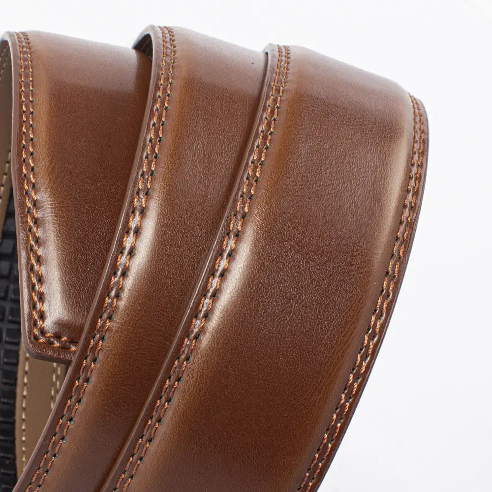 Ceinture en cuir marron à boucle automatique, avec un surpiqûrage contrasté précis le long de ses bords, présentant un motif de drapeau américain.