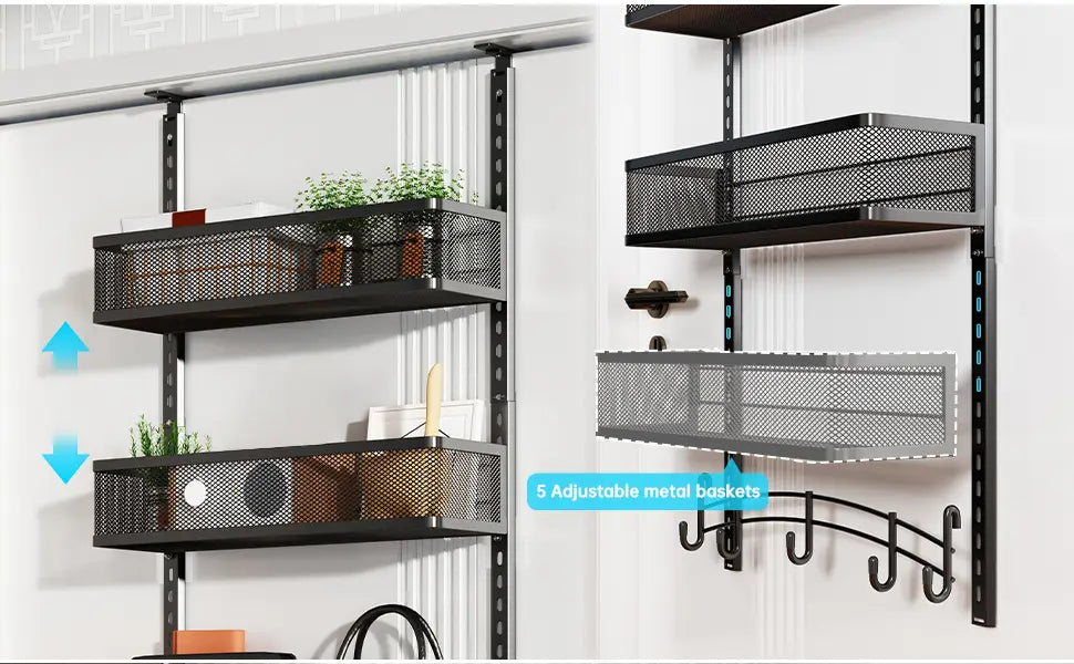 Paniers en métal noir à maille avec étagères et crochets réglables, dans un rack suspendu en fer blanc se fixant au-dessus de la porte.