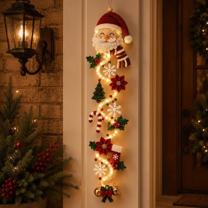Una decoración navideña iluminada para pared que presenta una figura de Santa tejida a crochet con un sombrero rojo y barba blanca, adornada con luces LED, copos de nieve, poinsettias, bastones de caramelo, árboles en miniatura y campanas, para uso como adorno colgante festivo.