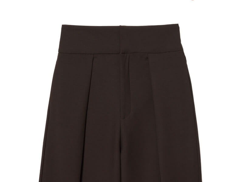 Pantalons noirs taille haute plissés à jambes évasées, confectionnés dans un tissu lisse et structuré avec une coupe taille haute
