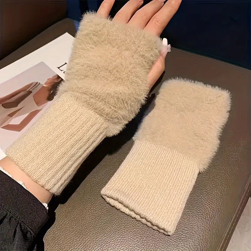gants d’hiver sans doigts moelleux beige pour femmes, avec revers en maille côtelée, présentés du côté arrière