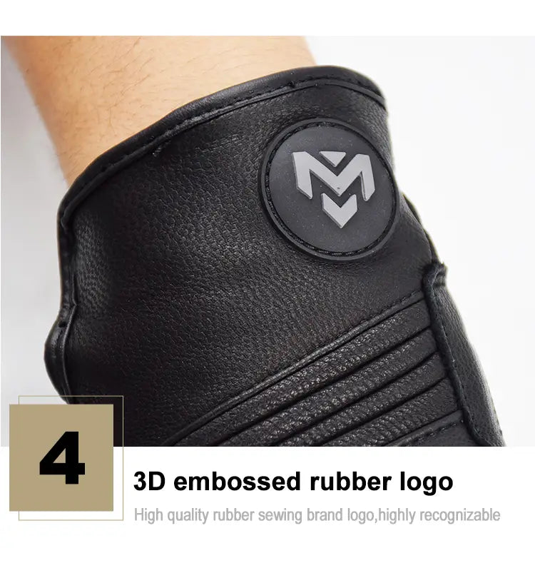 Gant de moto pour homme en cuir noir, présentant des perforations respirantes et un logo en caoutchouc embossé 3D au dos, avec un emblème m stylisé.