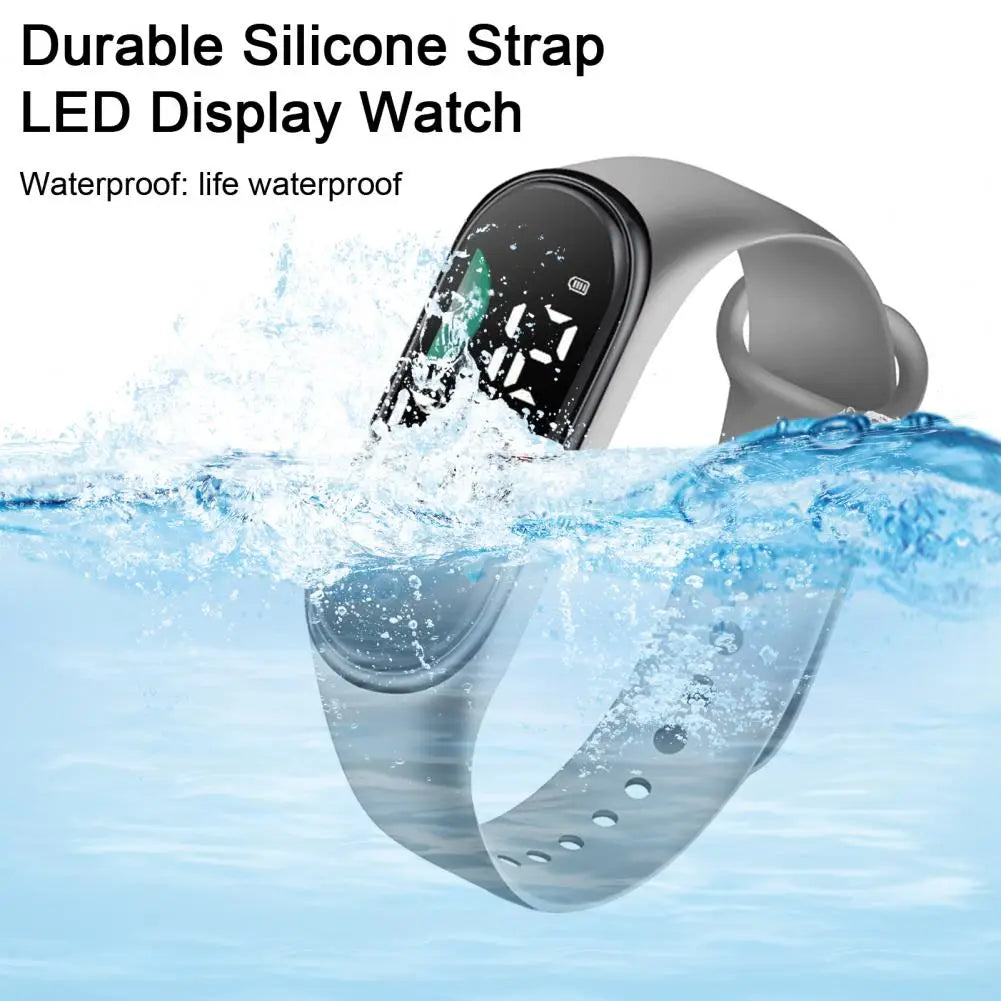 Reloj electrónico con correa de silicona gris, con pantalla de letra grande y pantalla LED negra, con diseño impermeable para uso deportivo