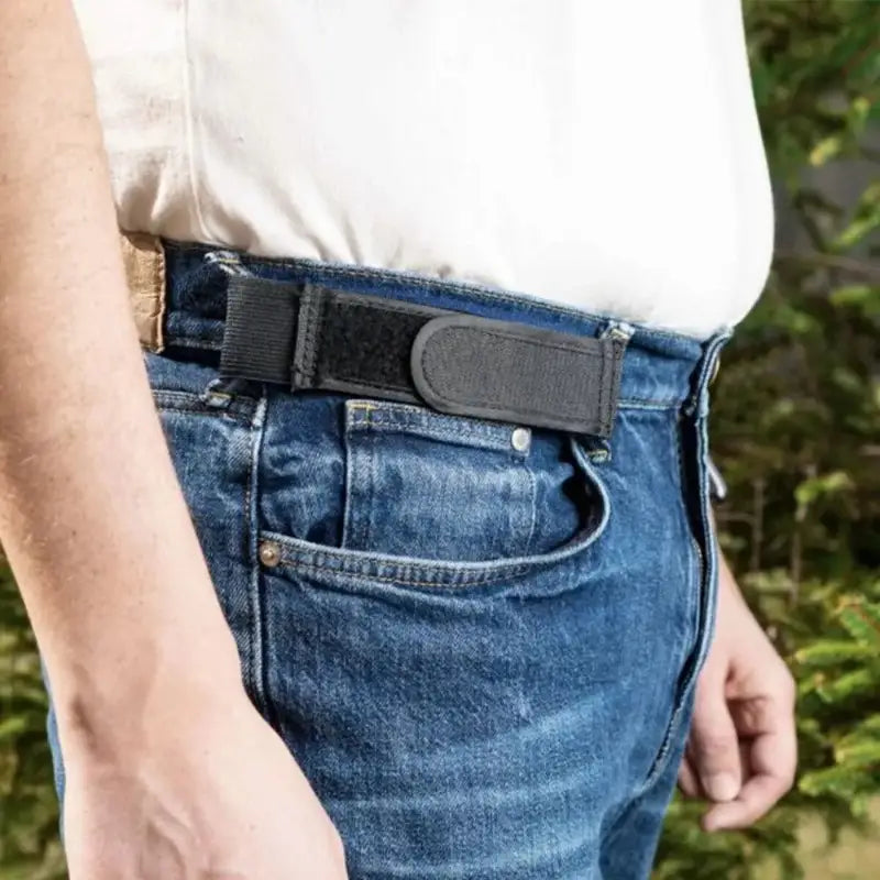 Ceinture élastique noire sans boucle pour homme avec fermeture en velcro et surface texturée, conçue pour une utilisation à taille réglable