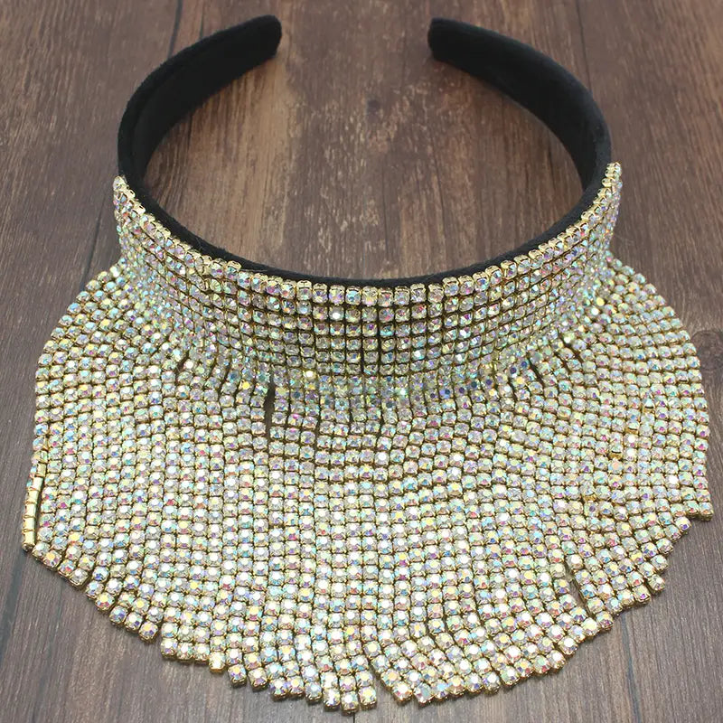 Bandeau en perles et strass orné d’un col en strass doré scintillant, sur une base en velours noir, avec frange dégradée, pour une coiffure de mariée raffinée.