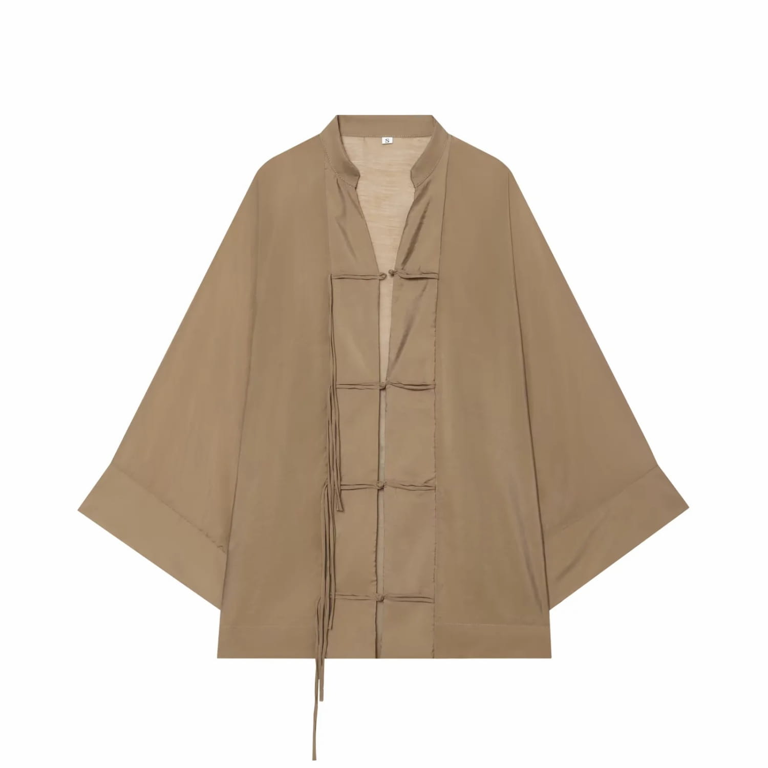 Veste beige ample et décontractée à manches amples avec fermetures type grenouille chinoises traditionnelles, présentée comme alternative à une chemise décontractée, à associer avec une blouse jaune légère à manches longues transparente