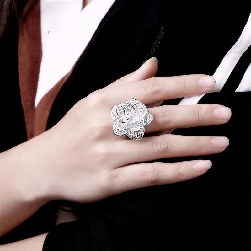 Bague en argent sterling scintillante en forme de fleur, avec un fin travail détaillé et des pierres serties, provenant de la parure de bijoux floraux en argent sterling.