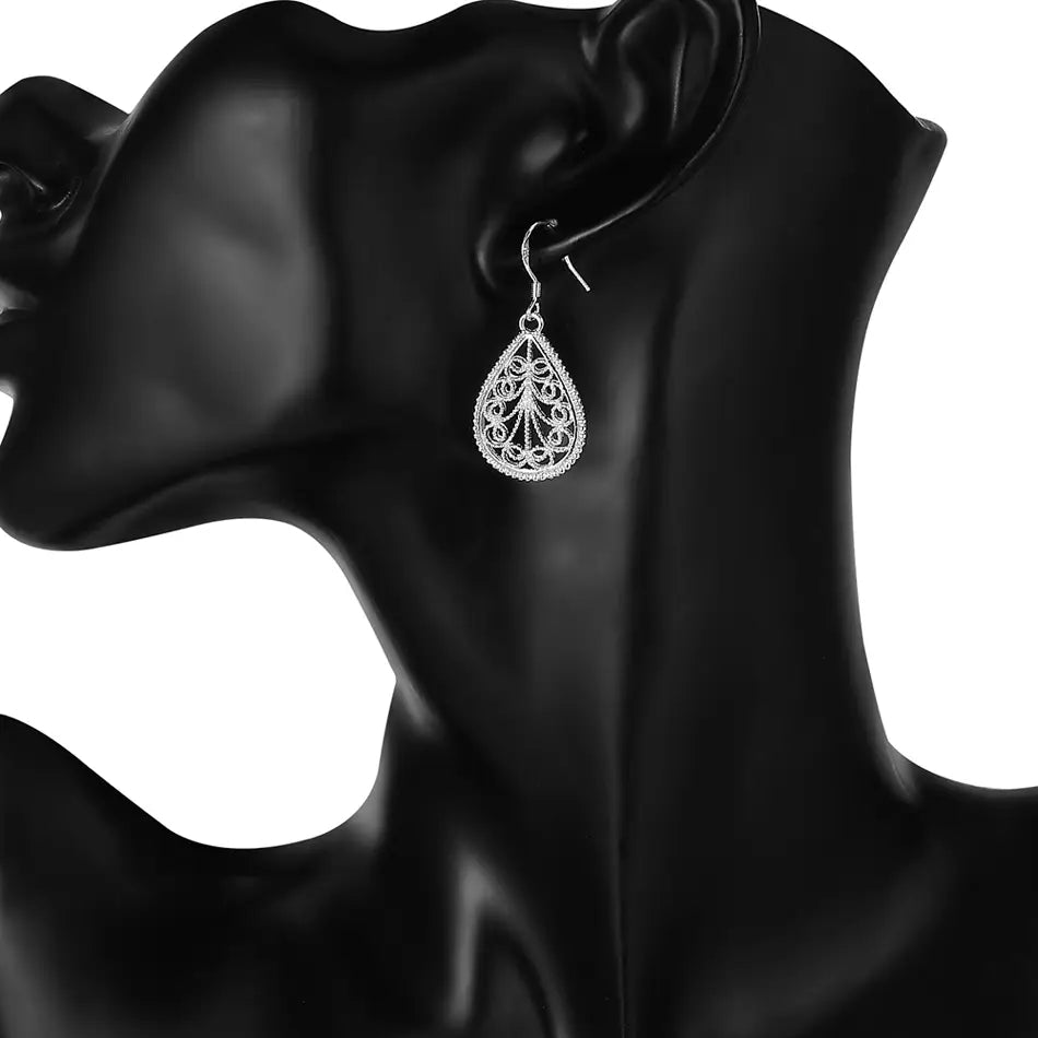 Boucle d’oreille en argent sterling en forme de goutte, avec un motif filigrané en argent complexe, de style dentelle, provenant de l’ensemble de bijoux en argent sterling en forme de goutte, serti d’une larme.