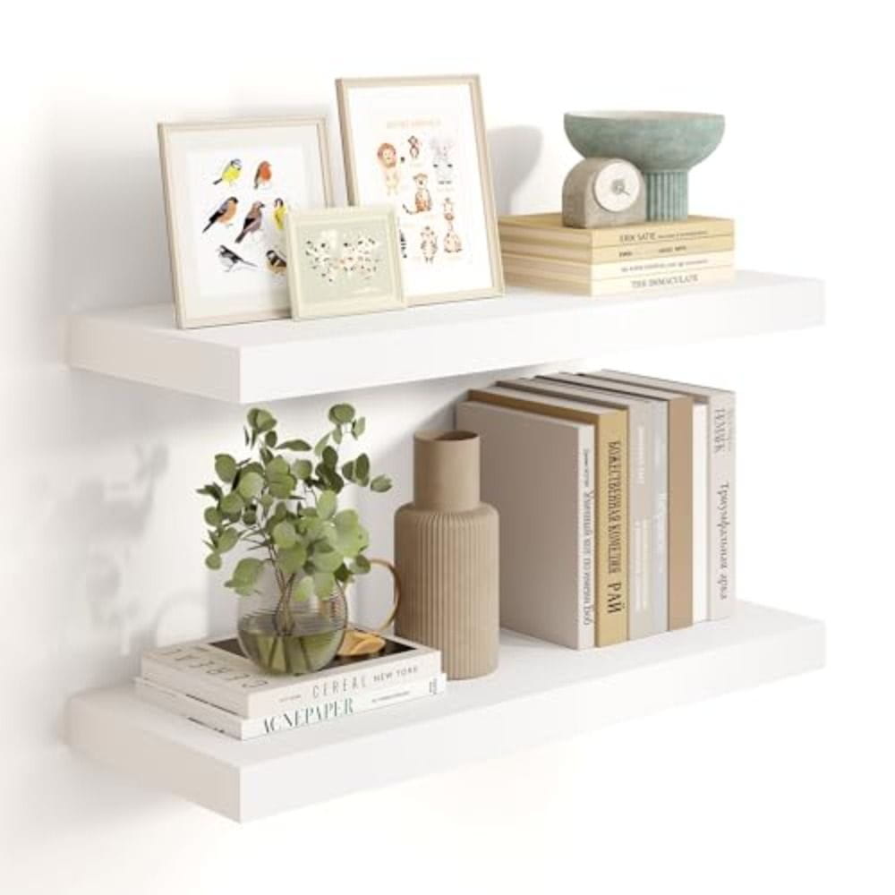 estantes flotantes de madera blancos con un diseño minimalista montados en una pared de sala de estar, que sostienen arte enmarcado y libros para exhibición de almacenamiento