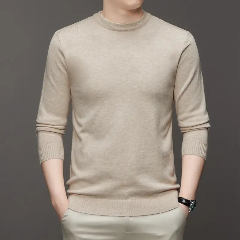 Klassischer Herren-Strickpullover mit Rundhalsausschnitt aus Beige mit gerippten Bündchen und Saum, gefertigt aus weichem Strickmaterial.
