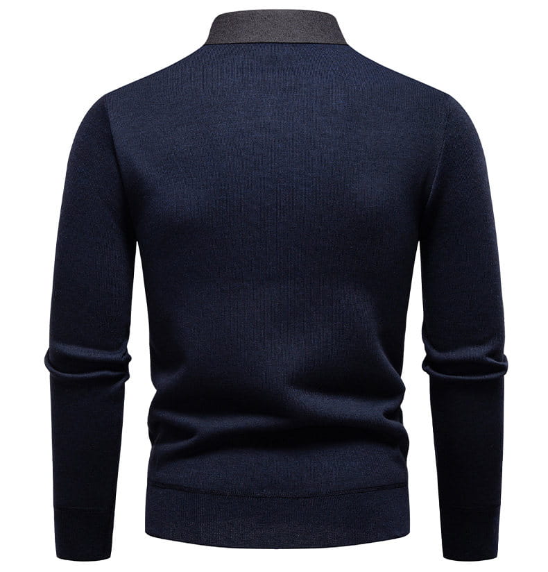 Herren-Pullover mit Stehkragen und Strickjersey-Polo-Optik in Navy-Blau mit kontrastierendem dunklem grauen Kragen aus weichem Strickstoff.
