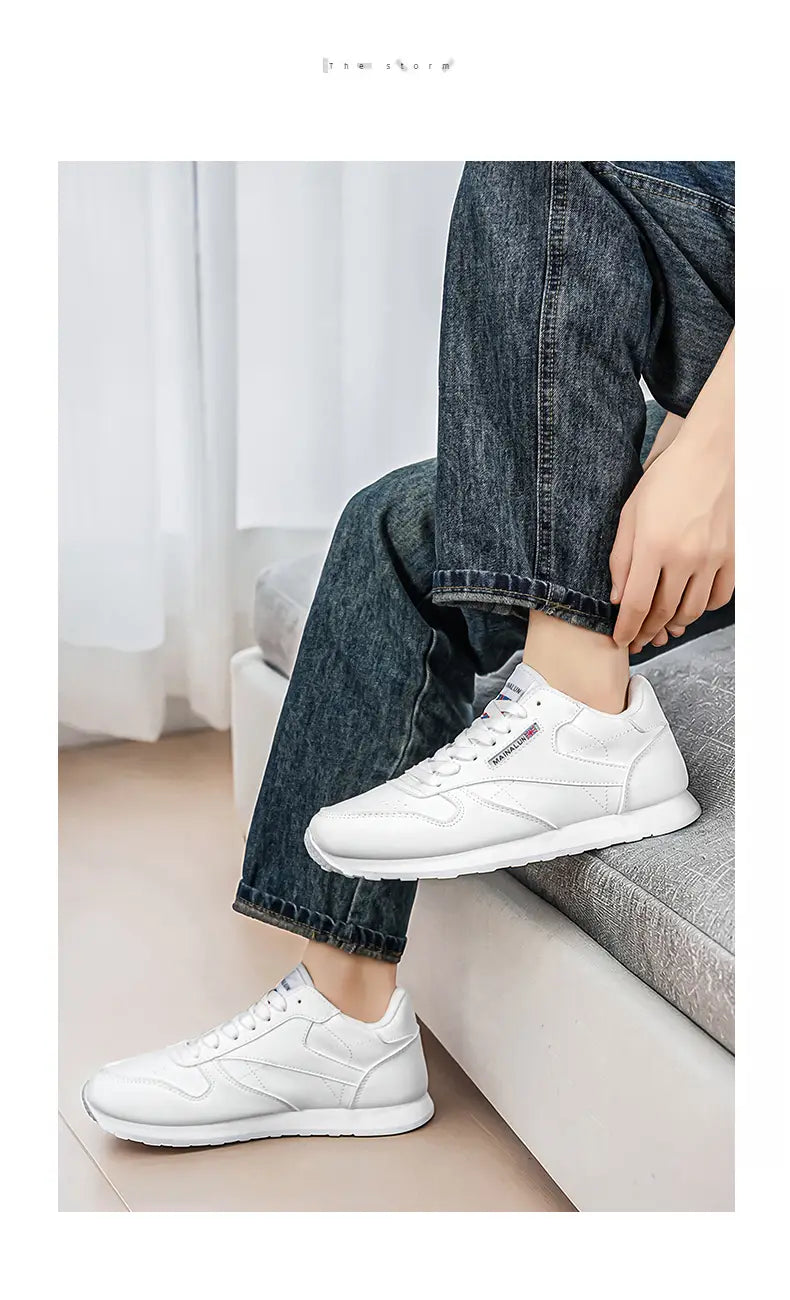 Herren-Freizeitsneaker aus weißem Leder mit sauberem, minimalistischem Design und dezenten Markenzeichen an der Seite für den Sporteinsatz.