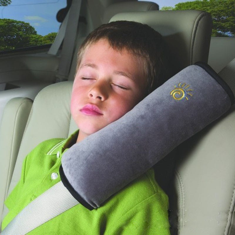 Graues Plüsch-Kindersitz-Nackenkissen mit gold besticktem Sonnensymbol zur Unterstützung von Kopf und Nacken.
