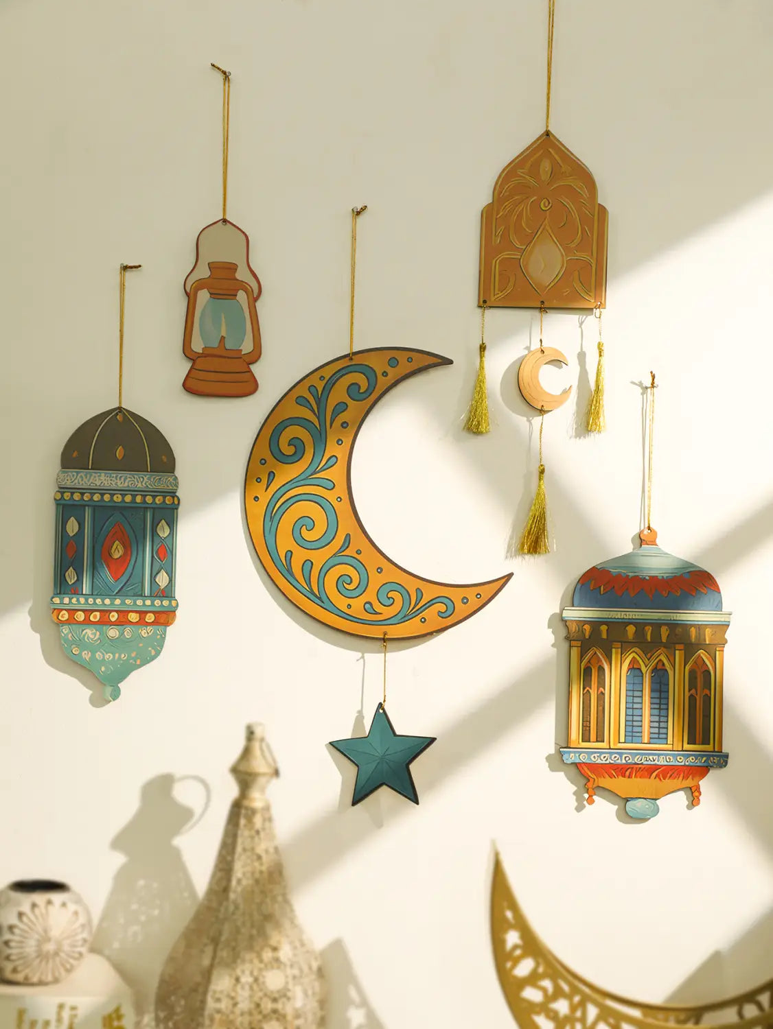 Un farol de luna estrella de media luna de madera pintada a mano y de estilo vibrante, con remolinos intrincados turquesa y dorados para decoración de pared de Ramadán islámico en estilo moderno.