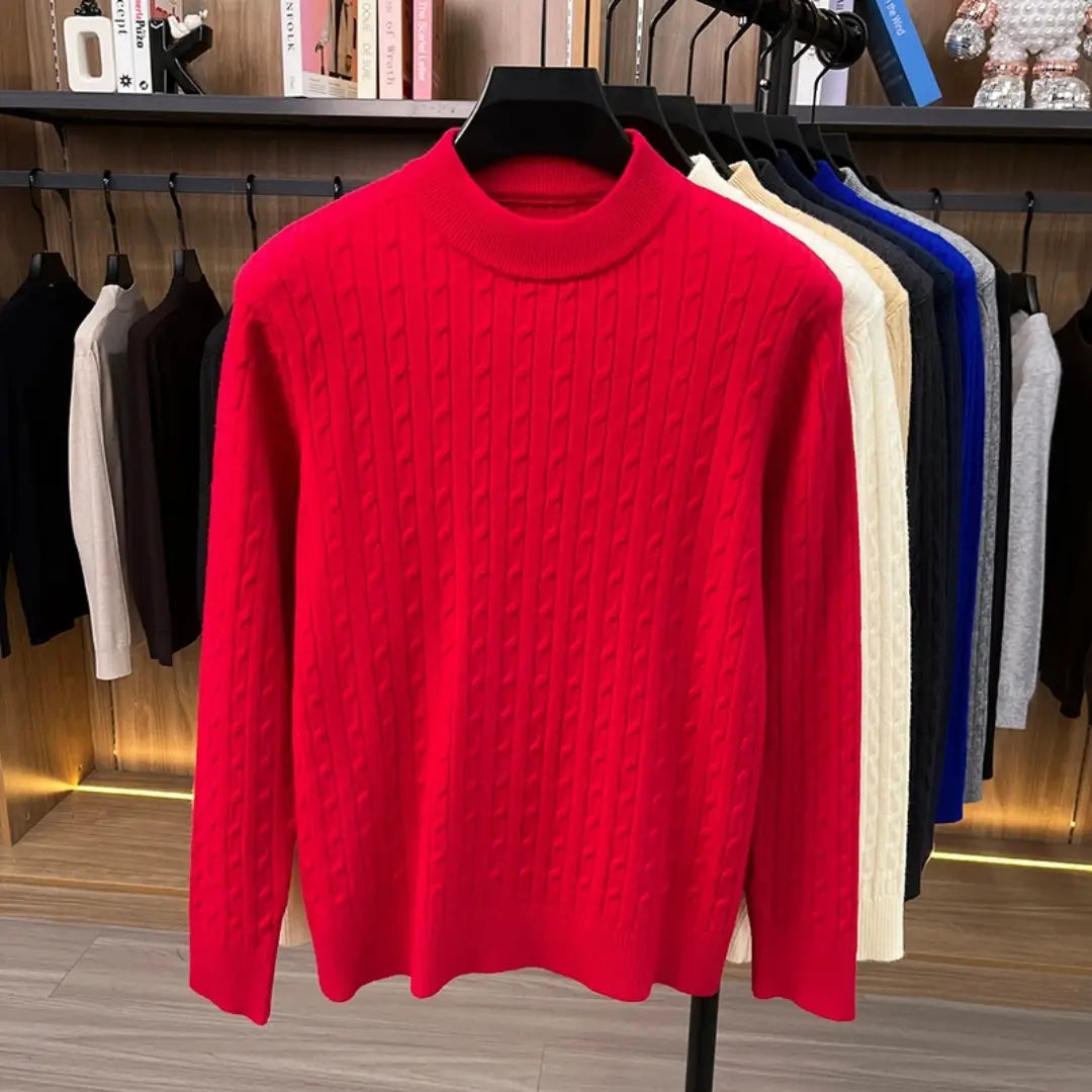 Herren-Zopfstrick-Pullover mit Rundhalsausschnitt in leuchtendem Rot, dargestellt auf einem schwarzen Kleiderbügel, mit Turtleneck-Design.