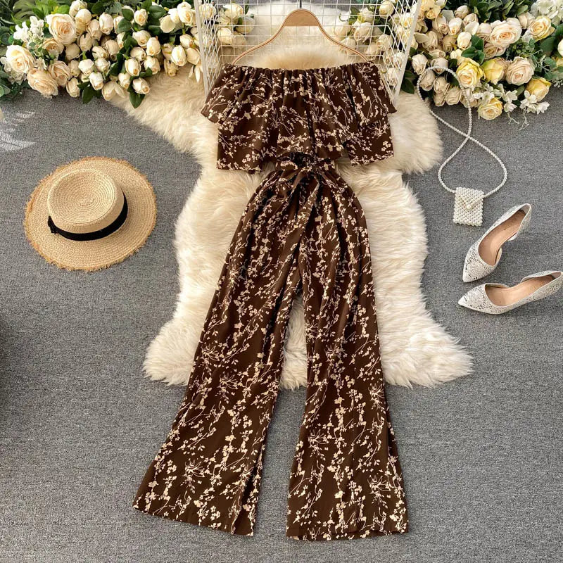 Enterizo de pierna ancha floral marrón con escote tipo bardot, mangas con volante y cinturilla atada, para un uso casual con estilo.