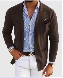 Chaqueta tipo blazer de lana color marrón, de ajuste entallado, con textura sutil y solapas tipo púa, usada sobre una camisa de vestir a rayas azul y blanca como chaqueta de traje