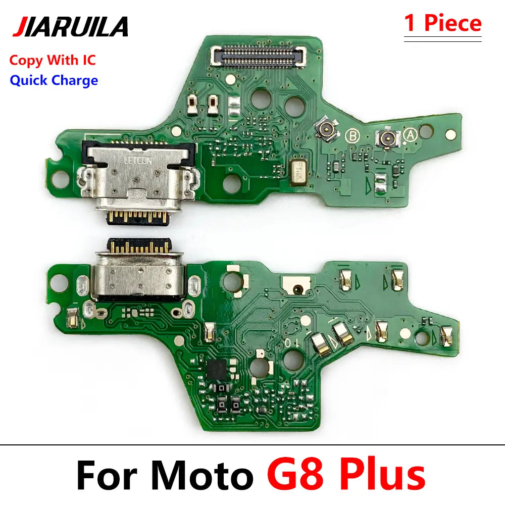 Flexkabel für den Ladeanschluss auf grüner Leiterplatte mit silbernem USB-C-Lade-Dock und elektronischen Bauteilen, beschriftet für Moto G8 Plus, kompatibel mit Moto G9 Power.