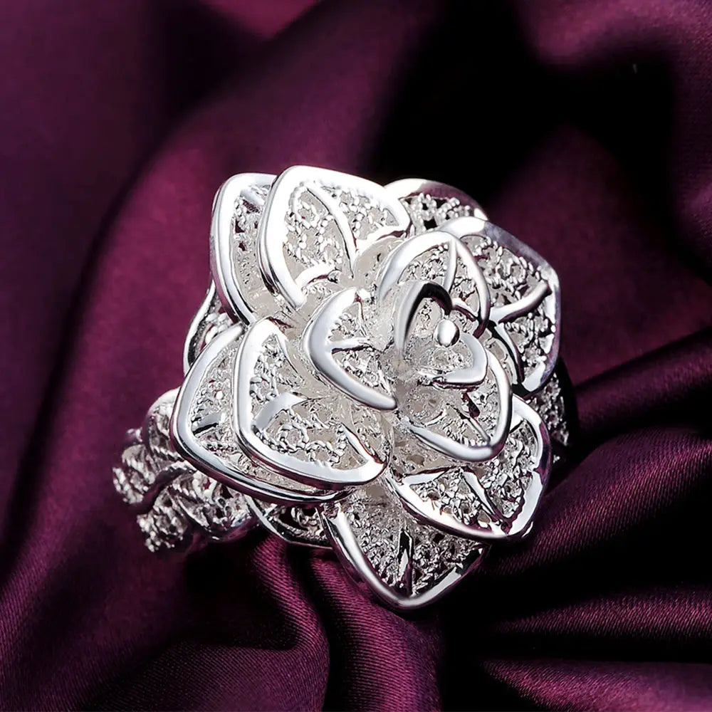 Bague florale en argent sterling avec des détails délicats de type dentelle et des pierres scintillantes serties, provenant de la parure de bijoux floraux en argent sterling.