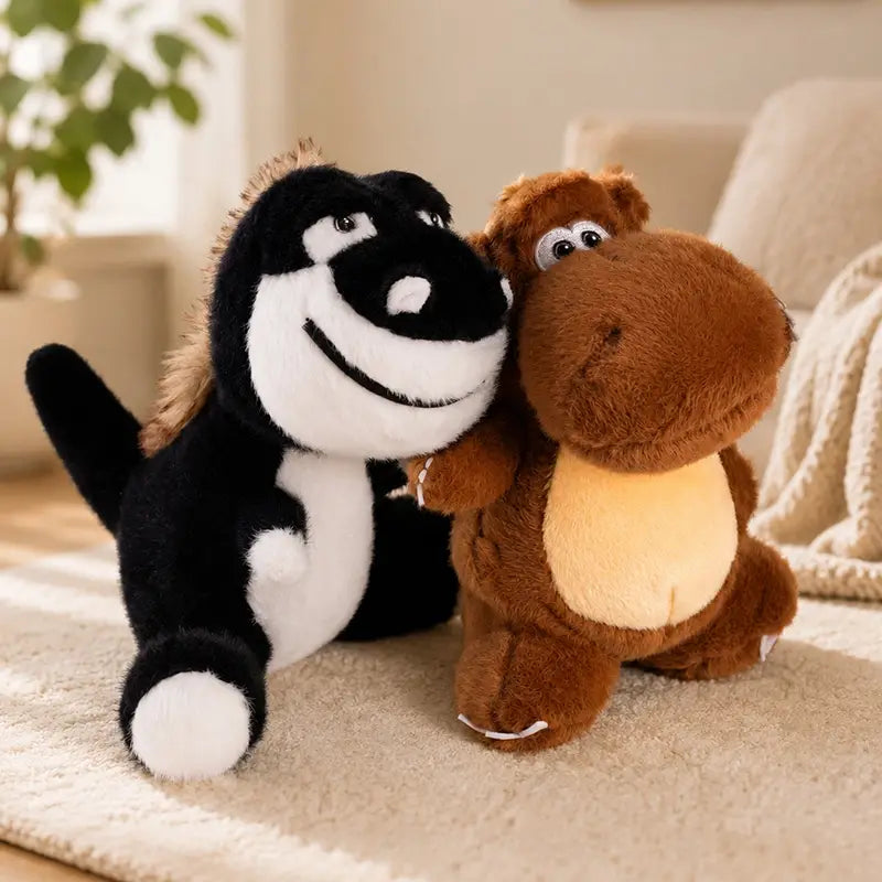 Jouet peluche de dinosaure coloré, peluche souple en noir et blanc avec une crinière en fourrure brune, assis à côté d’un hippopotame en peluche de couleur beige.
