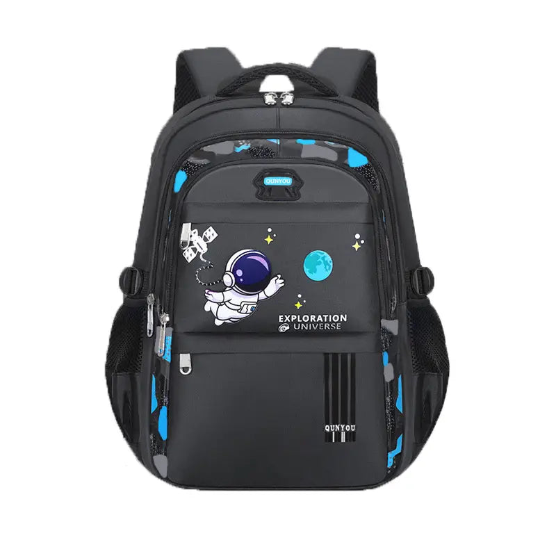 Jungen-Astronauten-Schulrucksack in Schwarz und Blau mit einem wasserabweisenden Design mit einem Cartoon-Astronauten, Planetengrafiken und Text „Exploration Universe“.
